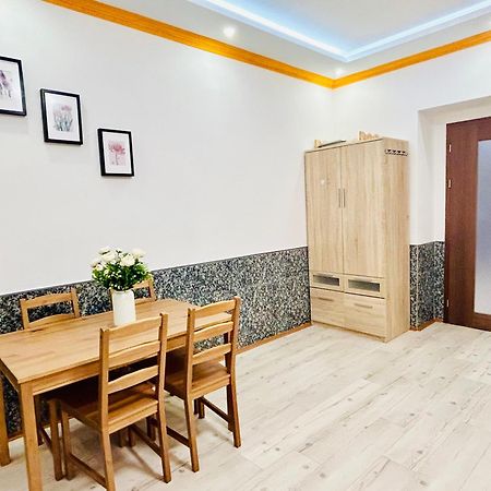 Modern Spacious Apartment In Center Prága Kültér fotó