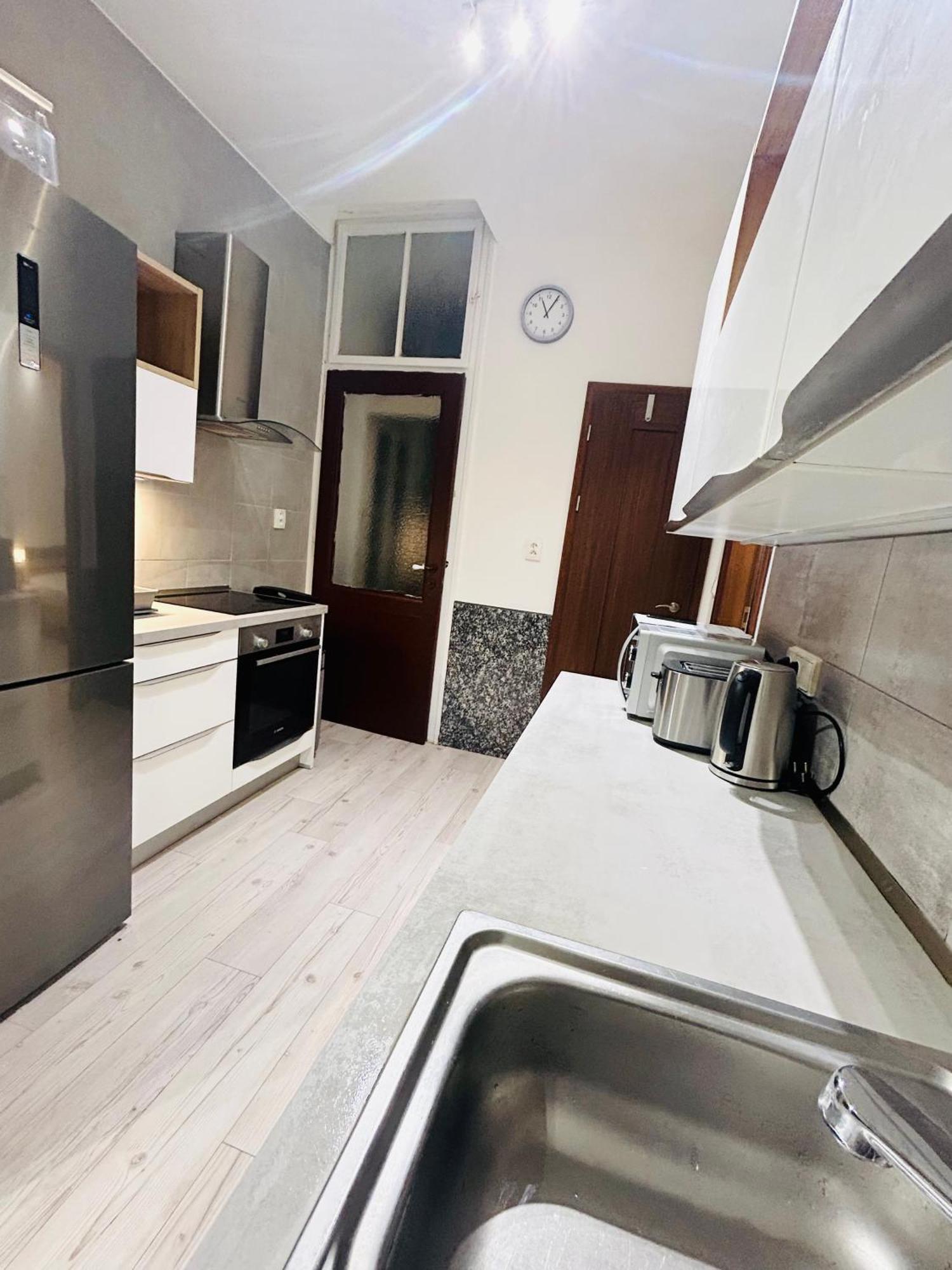 Modern Spacious Apartment In Center Prága Kültér fotó