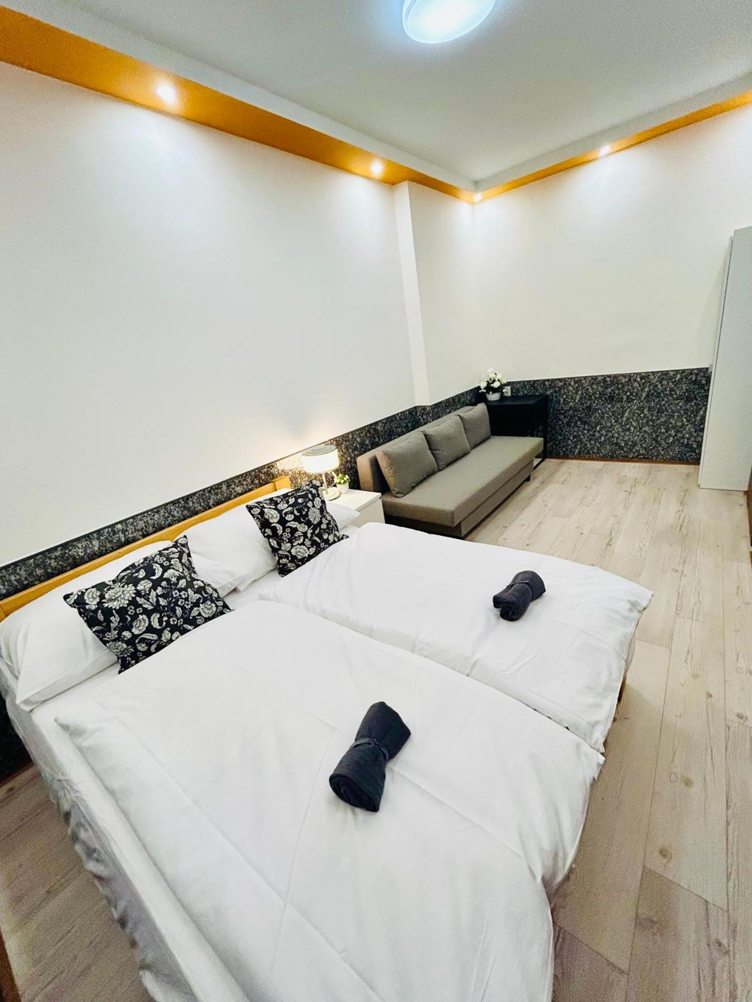 Modern Spacious Apartment In Center Prága Kültér fotó