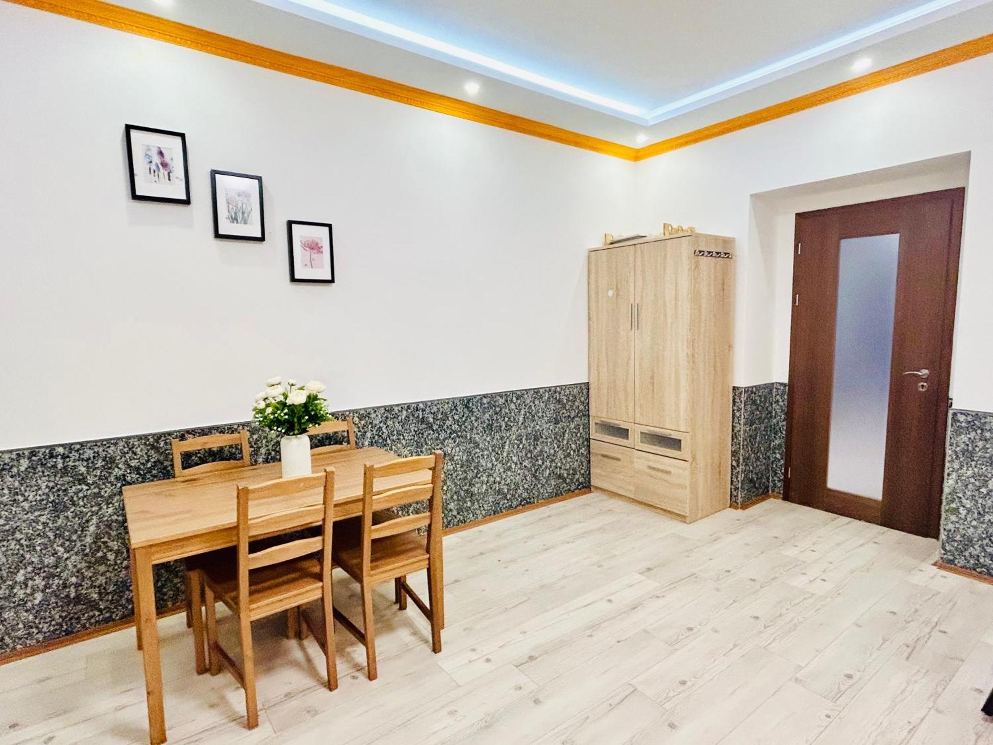 Modern Spacious Apartment In Center Prága Kültér fotó